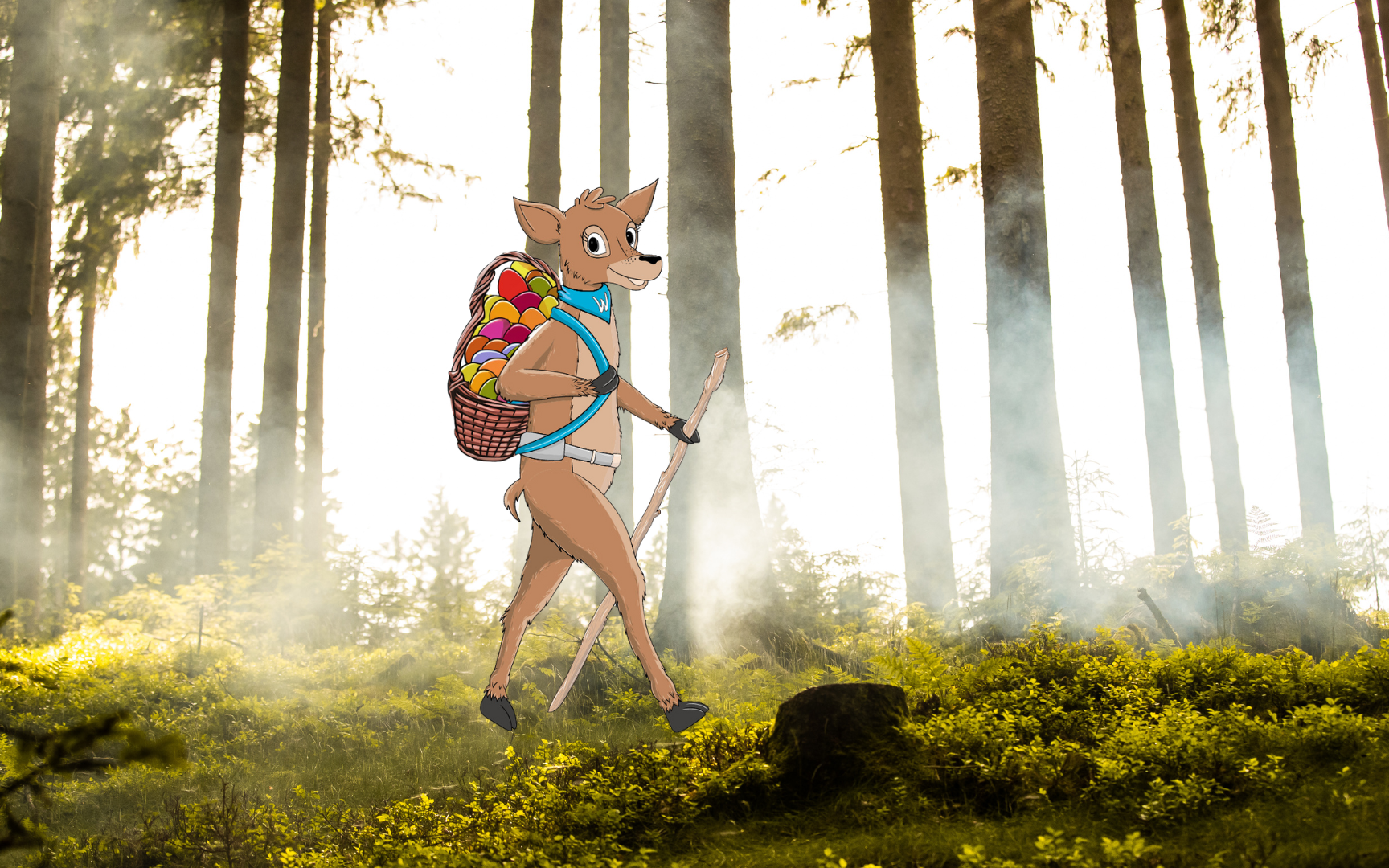 Maskottchen Waldtraut läuft durch den Wald mit einem Rucksack voll bunter Ostereier.