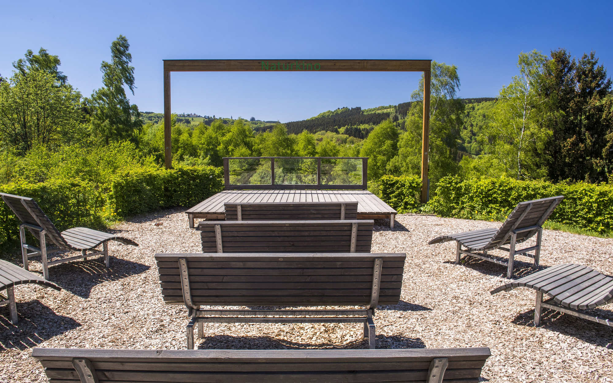 Das Landschaftskino in Elkeringhausen mit Relaxbänken.