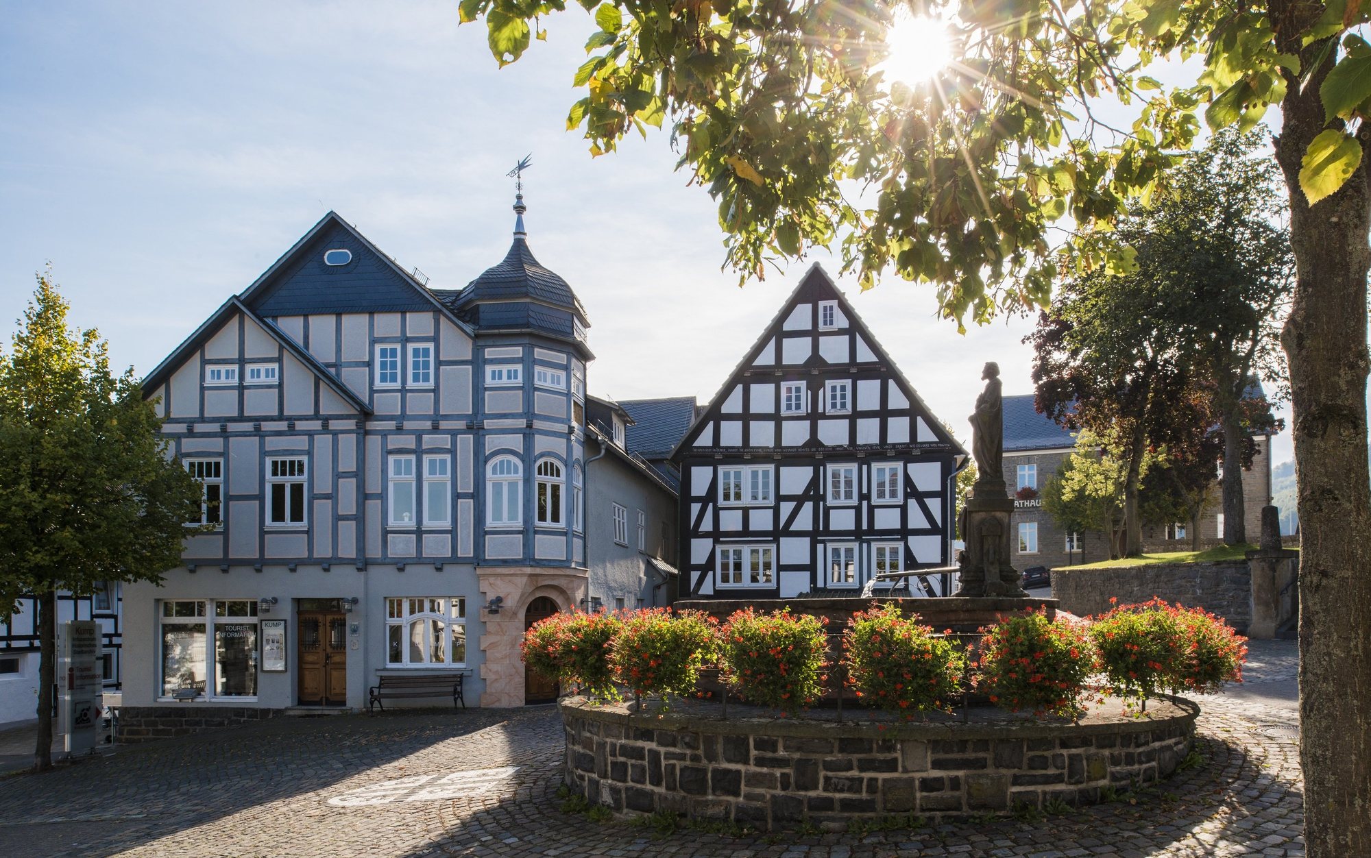 Ein Brunnen mit einer Figur in der Altstadt von Hallenberg.