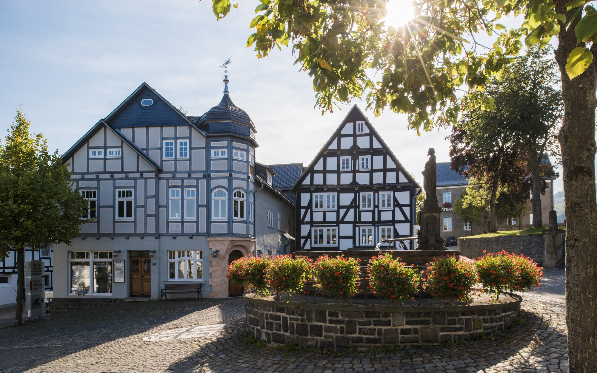 Ein Brunnen mit einer Figur in der Altstadt von Hallenberg.