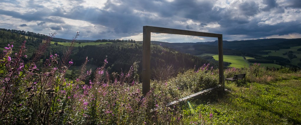 Das Naturkino mit wunderschöner Aussicht auf die Landschaft mit Bergen, Blumenwiesen und Wäldern.