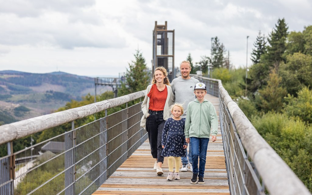Eine Familie mit zwei Kindern läuft über die Panorama Brücke auf die Kamera zu.