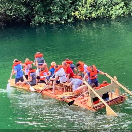 Eine Gruppe auf einem Floß