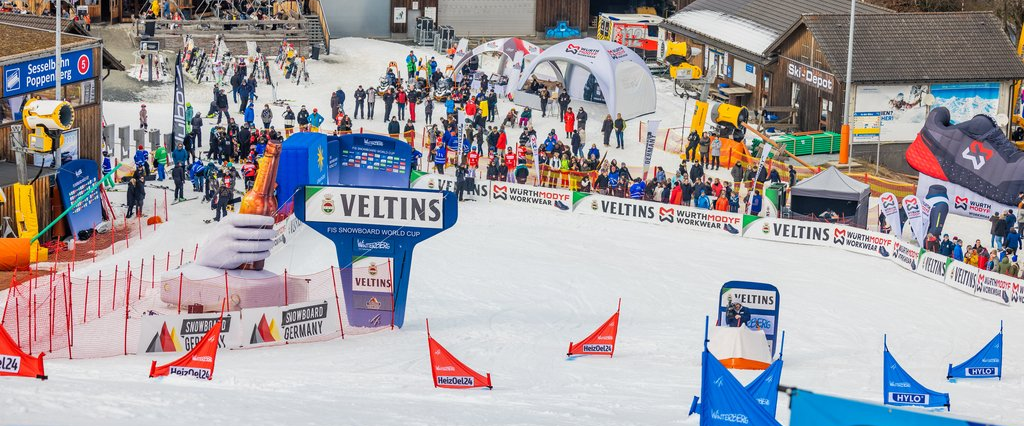 Das Ziel mit Zuschauerraum beim Snowboard World Cup.