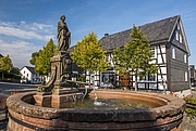 Der Petrusbrunnen in der Altstadt Hallenbergs.