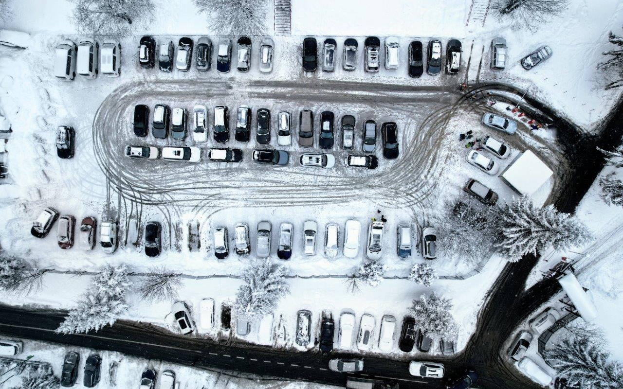 Ein Parkplatz im Winter aus der Vogelperspektive.
