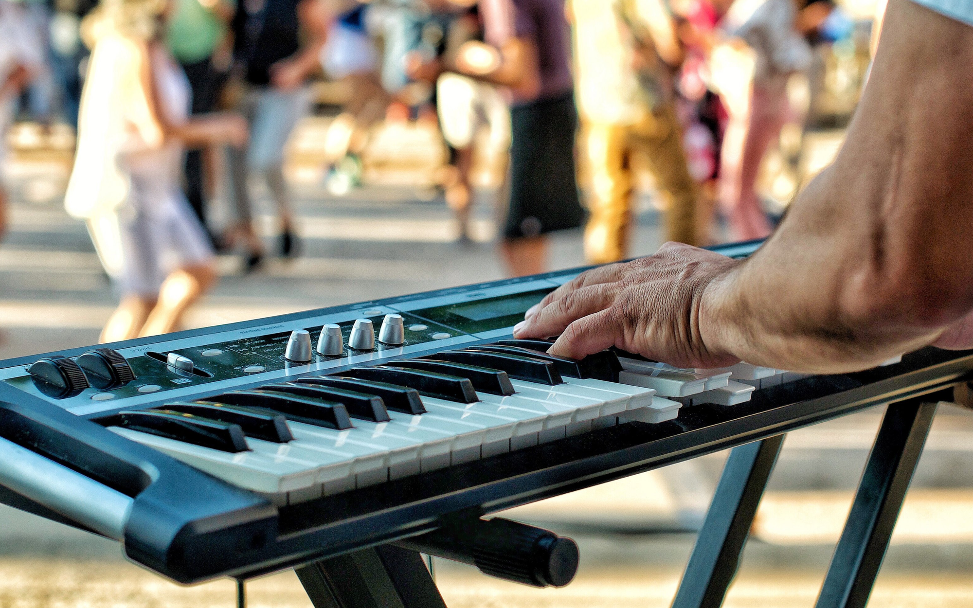 Eine Nahaufnahme von Händen beim Keyboard spielen.