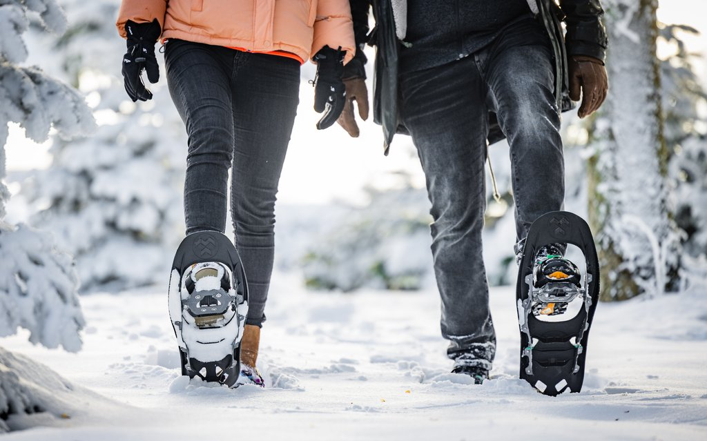 Zwei Personen, die mit Schneeschuhen wandern.
