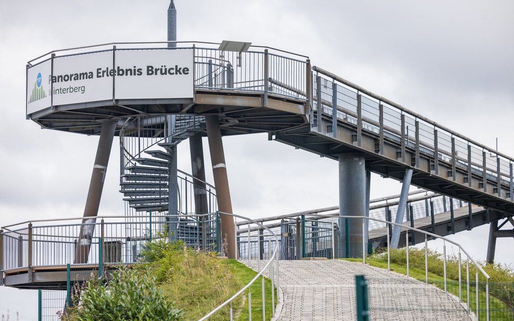 Eingang der Panorama Erlebnisbrücke mit Treppe und barrierefreiem Zugang.