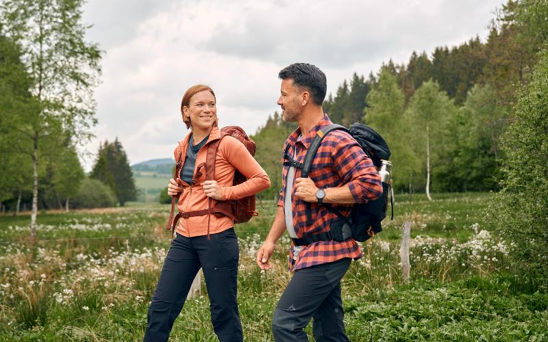 Zwei Wanderer auf einer Gesundheitswanderung Zwei Wanderer auf einer Gesunheitswanderung durch die Winterberger Natur