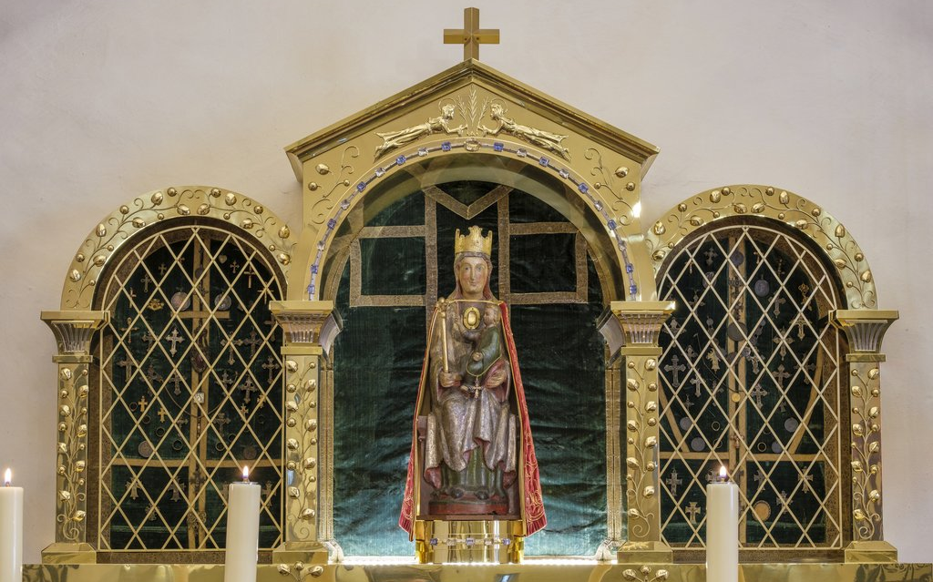 Eine Heiligenfigur in einer Kirche.