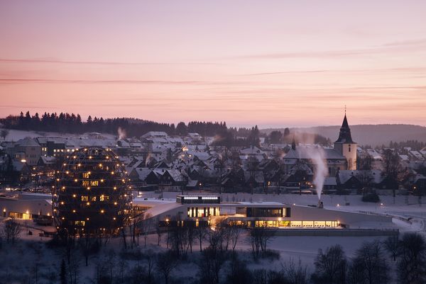 Die Stadt (im Vordergrund das ei-förmige Hotel) bei lilanem Licht im Winter 