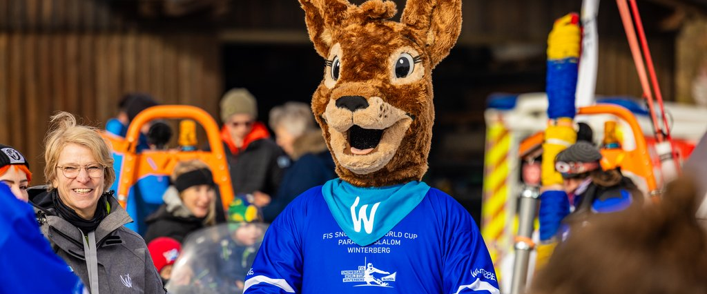 Das Maskottchen Reh Waldi beim Snowboard World Cup.