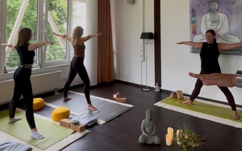 Achtsames Yoga Eine Gruppe beim Yogakurs