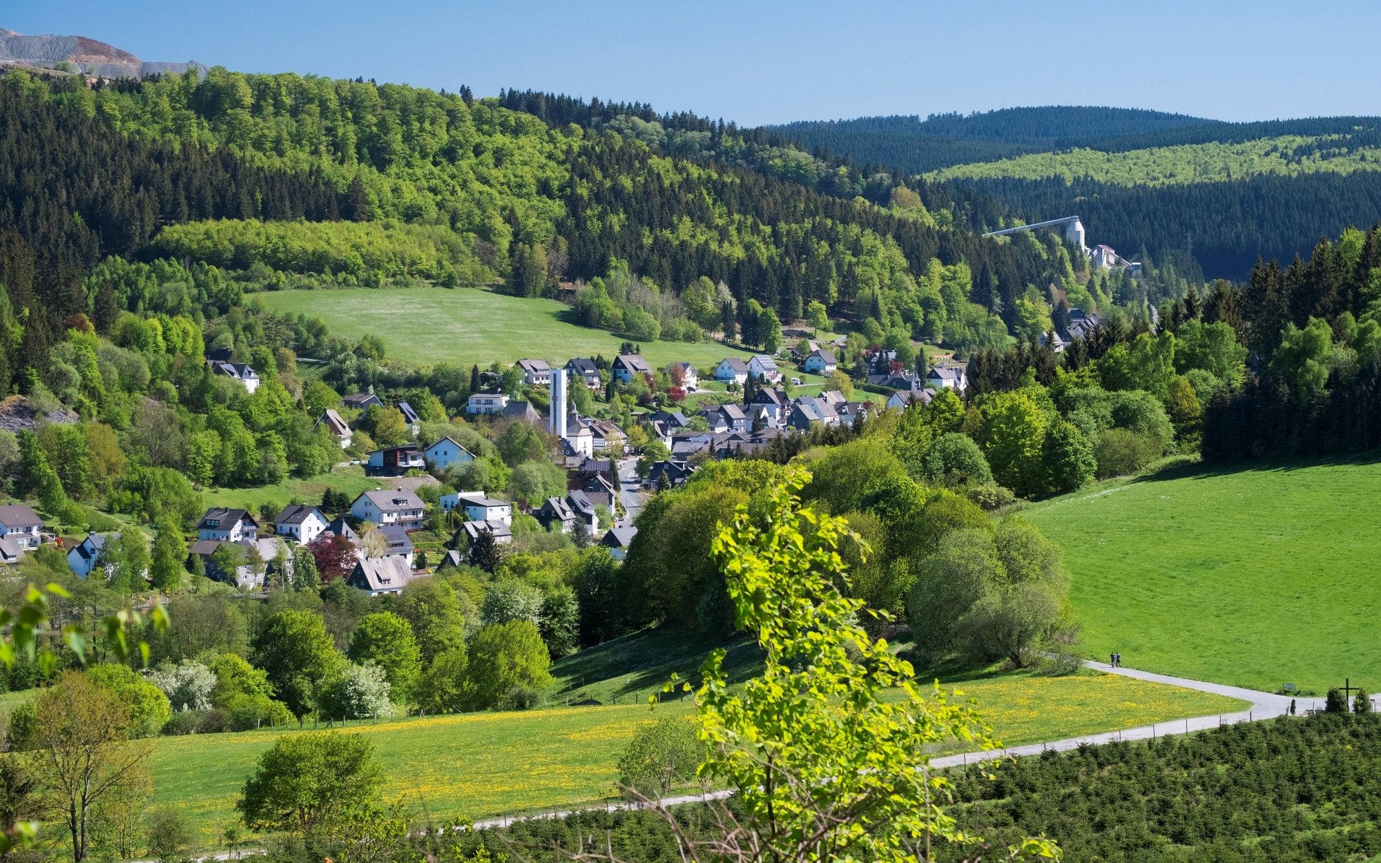 Blick auf die Ortschaft Silbach mit seinen Wäldern und Bergen.