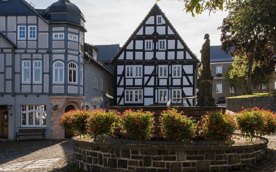 Ein Brunnen mit einer Figur in der Altstadt von Hallenberg.