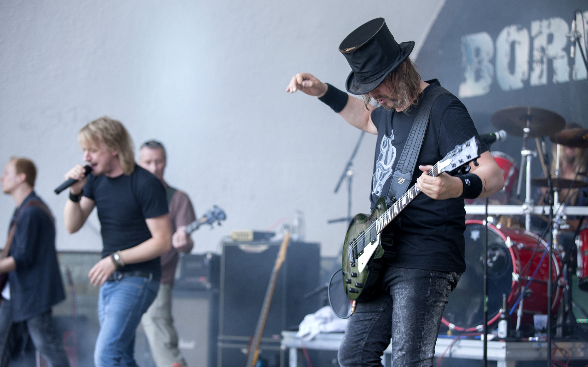 Die Band Born Wild auf der Bühne beim Sparkassen Open-Air im Kurpark Winterberg