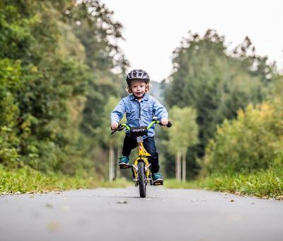 Kleiner Junge mit Fahrrad