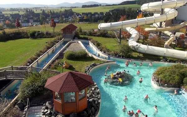 Das Außenbecken mit Blick auf die große Rutsche im Centerparcs Medebach.