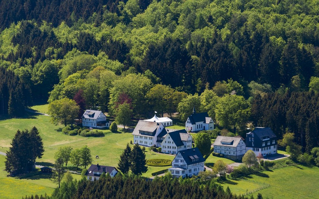 Blick aus der Vogelperspektive auf die Bildungsstätte Sankt Bonifatius mit Kapelle und Zeltkirche.