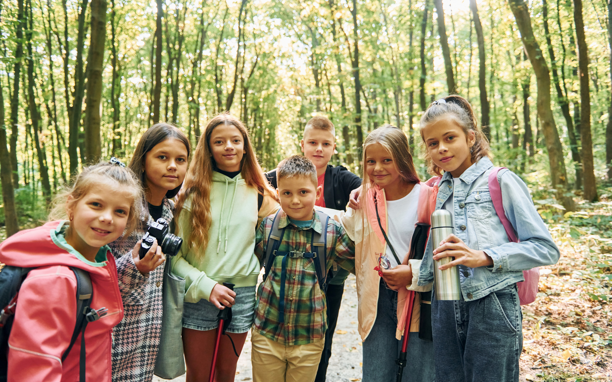 Eine Gruppe Kinder spielt im Wald
