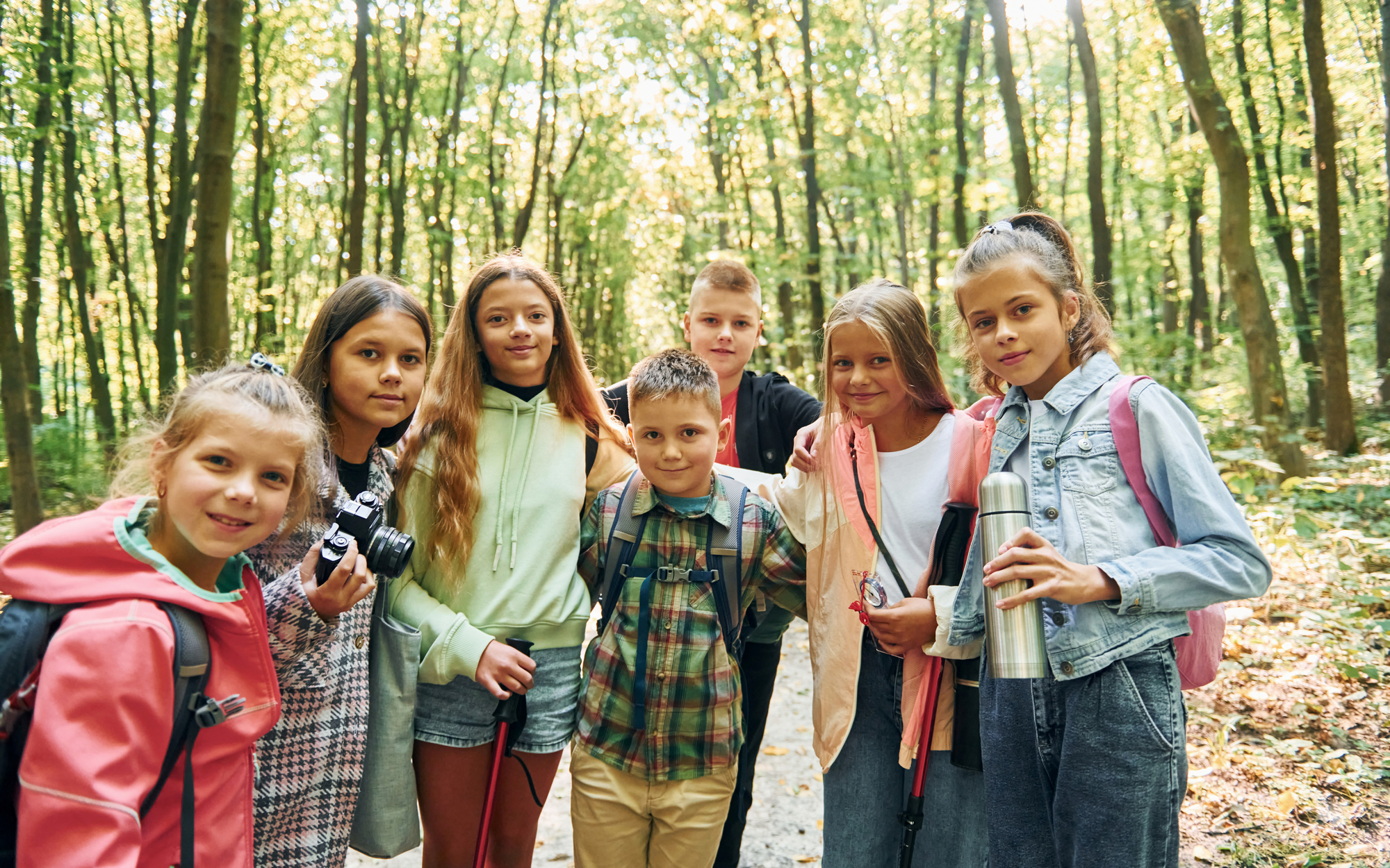 Eine Gruppe Kinder spielt im Wald