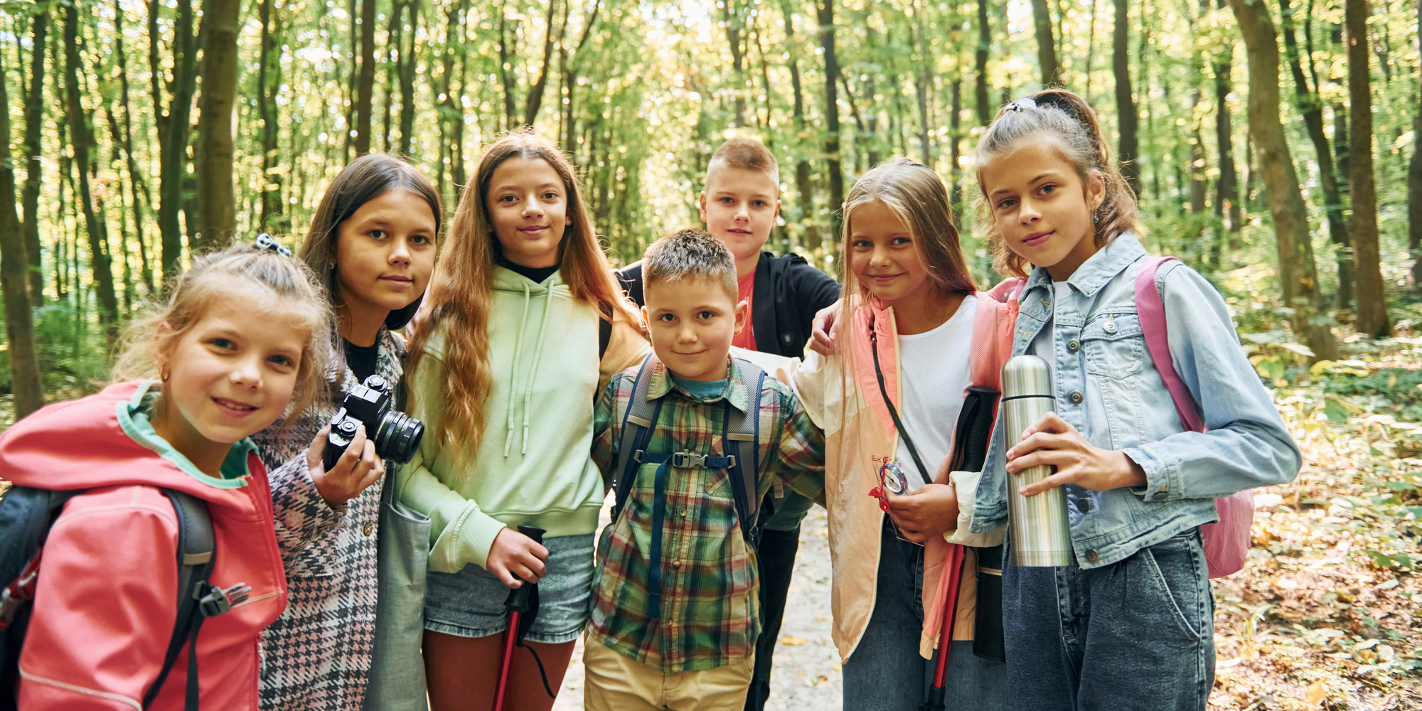 Eine Gruppe Kinder spielt im Wald