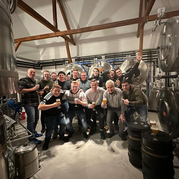 Gruppe bei einer Brauereiführung mit Verkostung im Brauhof Hallenberg.