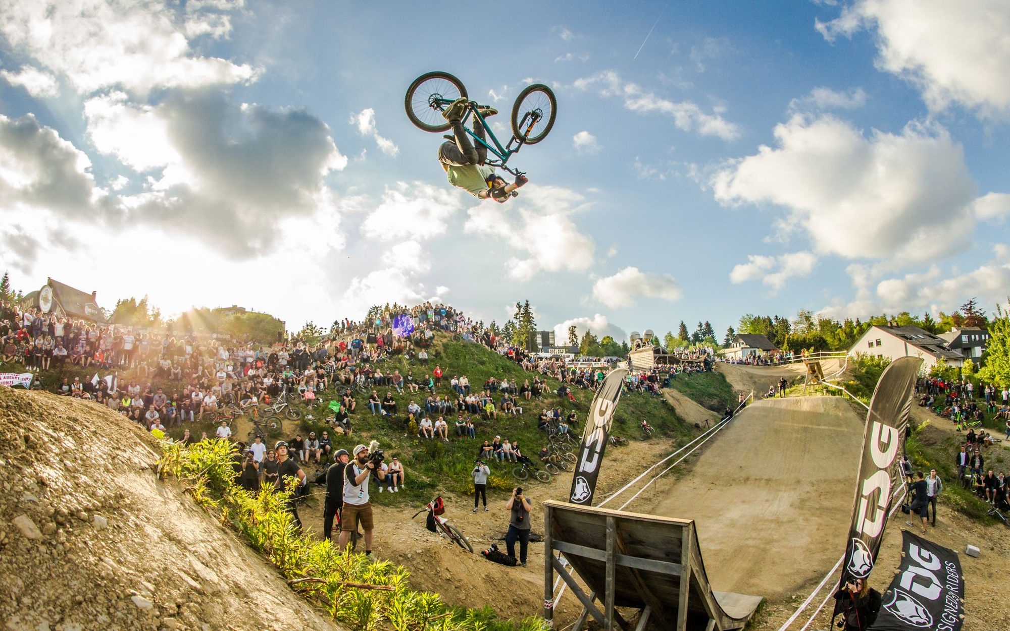 Ein Biker macht mit seinem Bike einen gewagten Sprung mit Salto von einer Rampe.