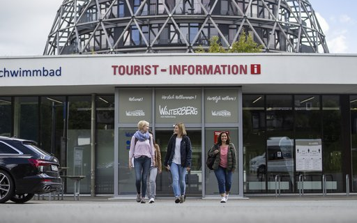 Mehrere Frauen kommen aus dem Gebäude der Tourist Information.