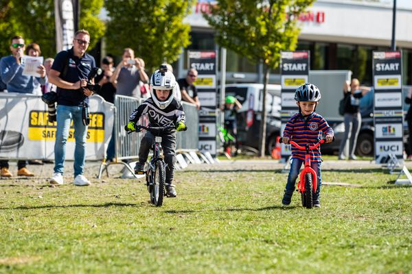 Zwei Kinder nehmen am Kids Race der Bike Games teil