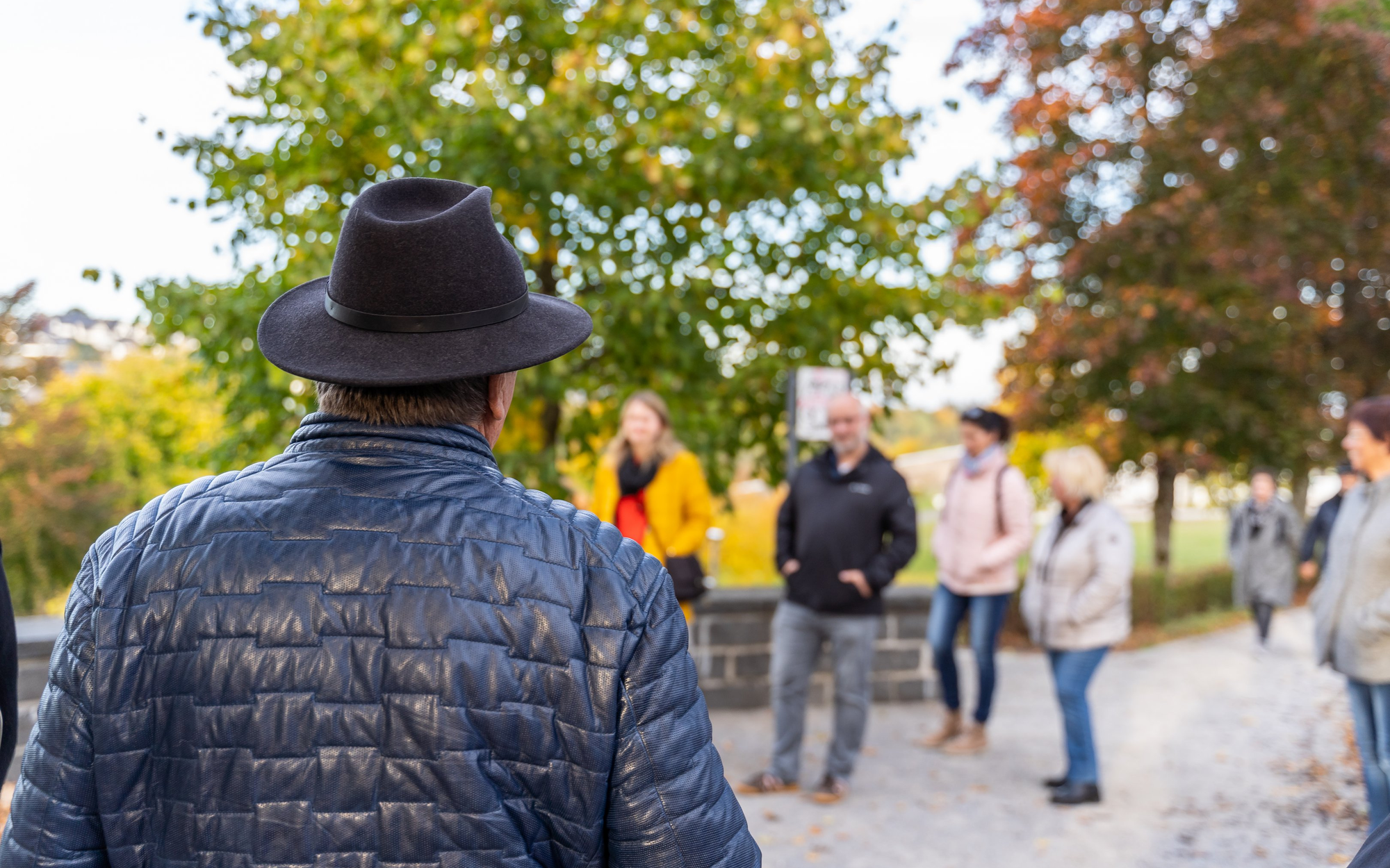 Mann erklärt einer Gruppe von Menschen etwas während der Altstadtführung.