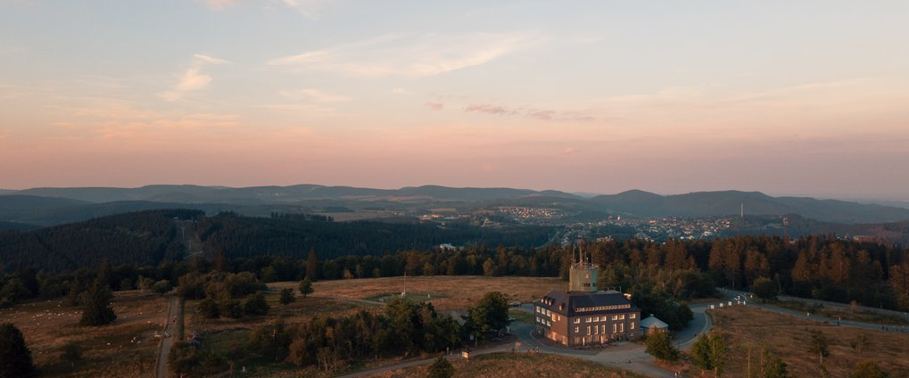 Der Astenturm auf dem Kahlen Asten mit einer schönen Aussicht in der Abenddämmerung.