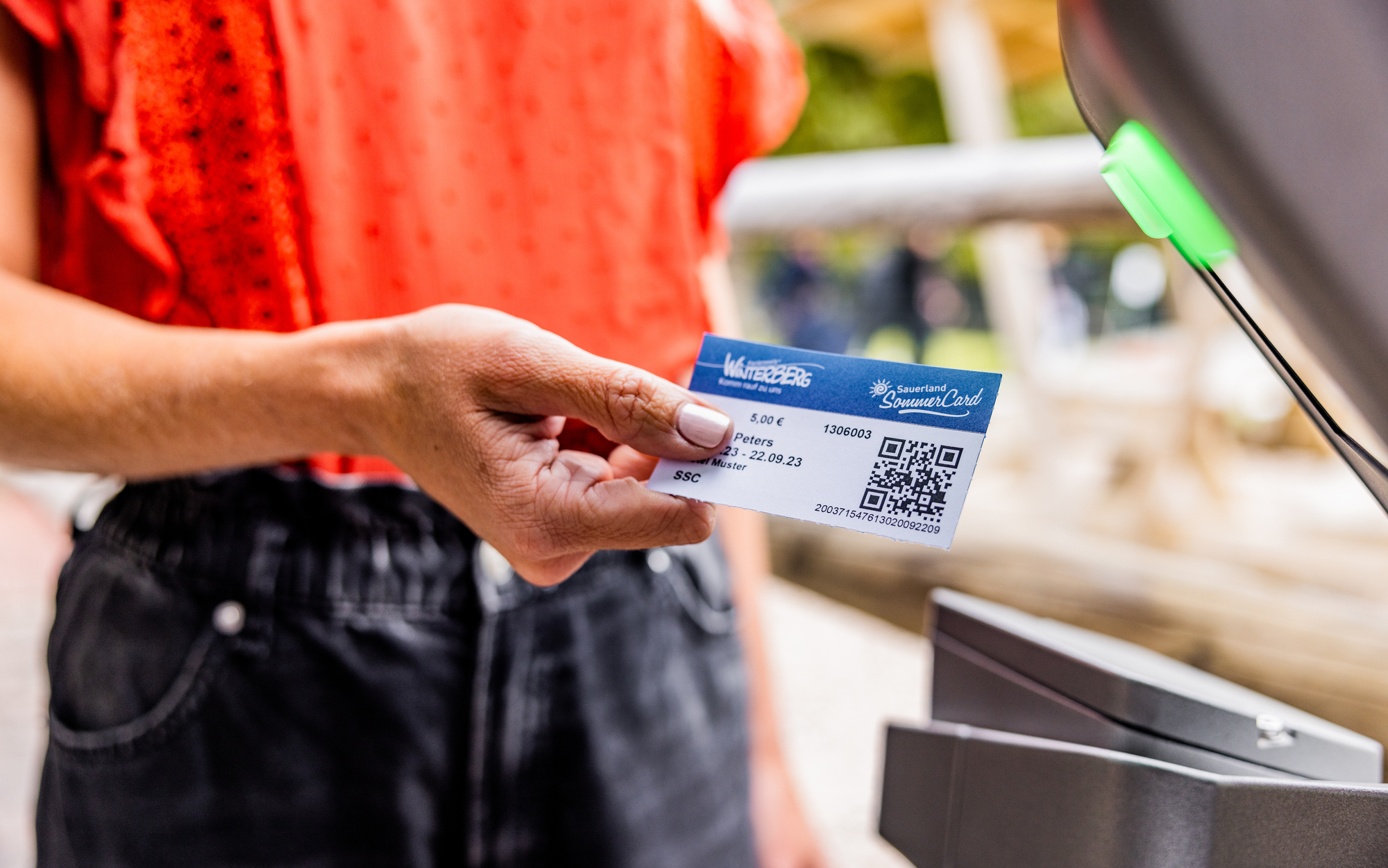 Eine Person hält die Sauerland SommerCard in der Hand.