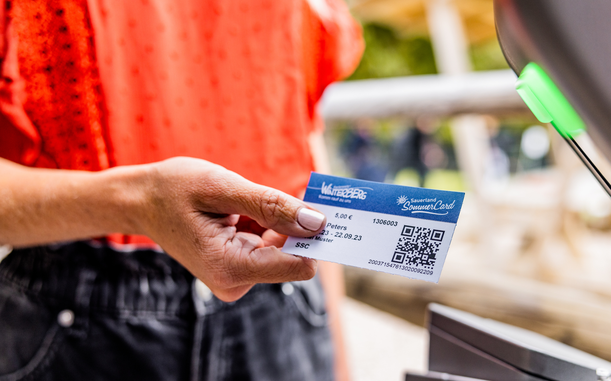 Eine Person hält die Sauerland SommerCard in der Hand.