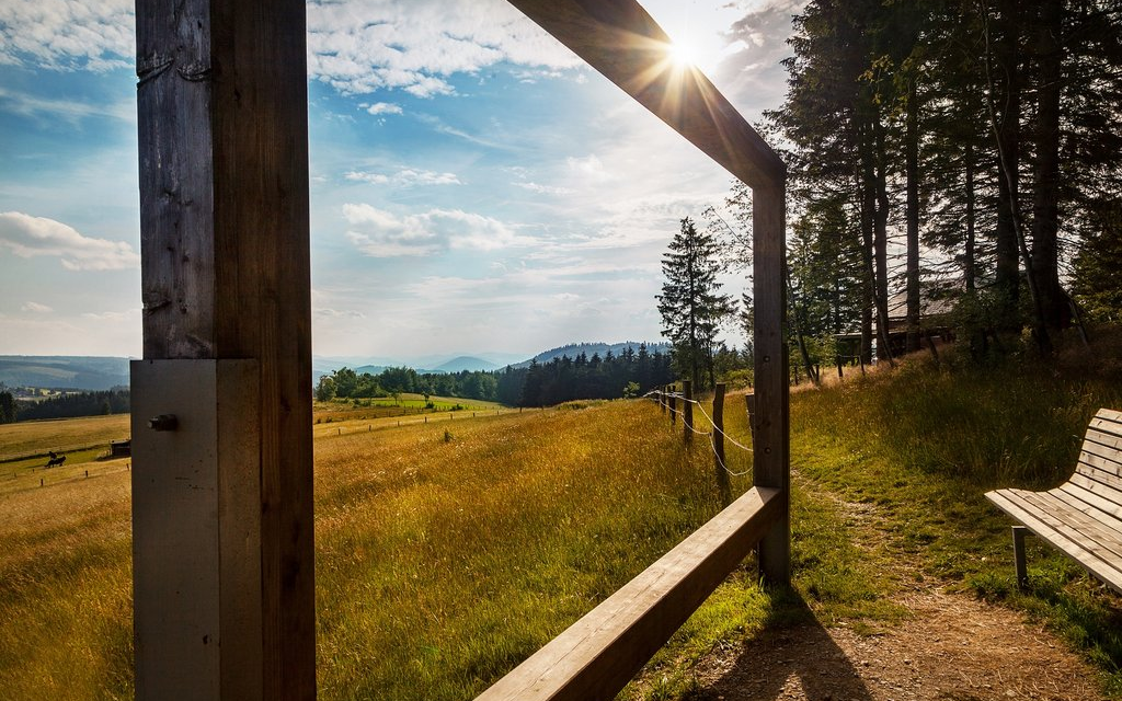 Blick durch den Rahmen des Naturkinos auf eine schöne Landschaft bei Sonnenaufgang.